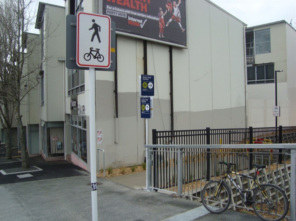 Entrance to Grafton Gully cycleway from Upper Queen St
