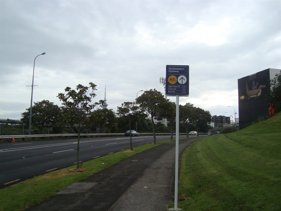 Cycleway alongside Ian Mc Kinnon Drive