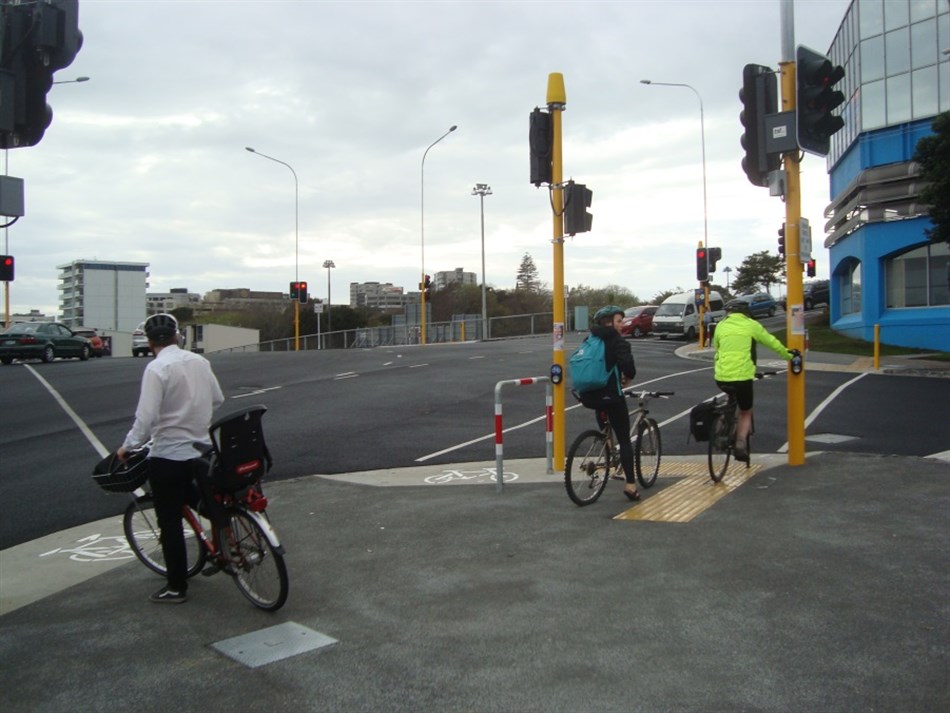 Cyclists at the Upper Queet St intersection