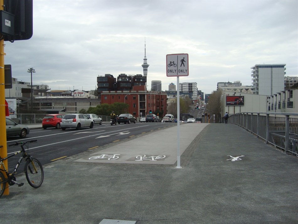 Separated facilities for cycling and walking on the Upper Queen St bridge