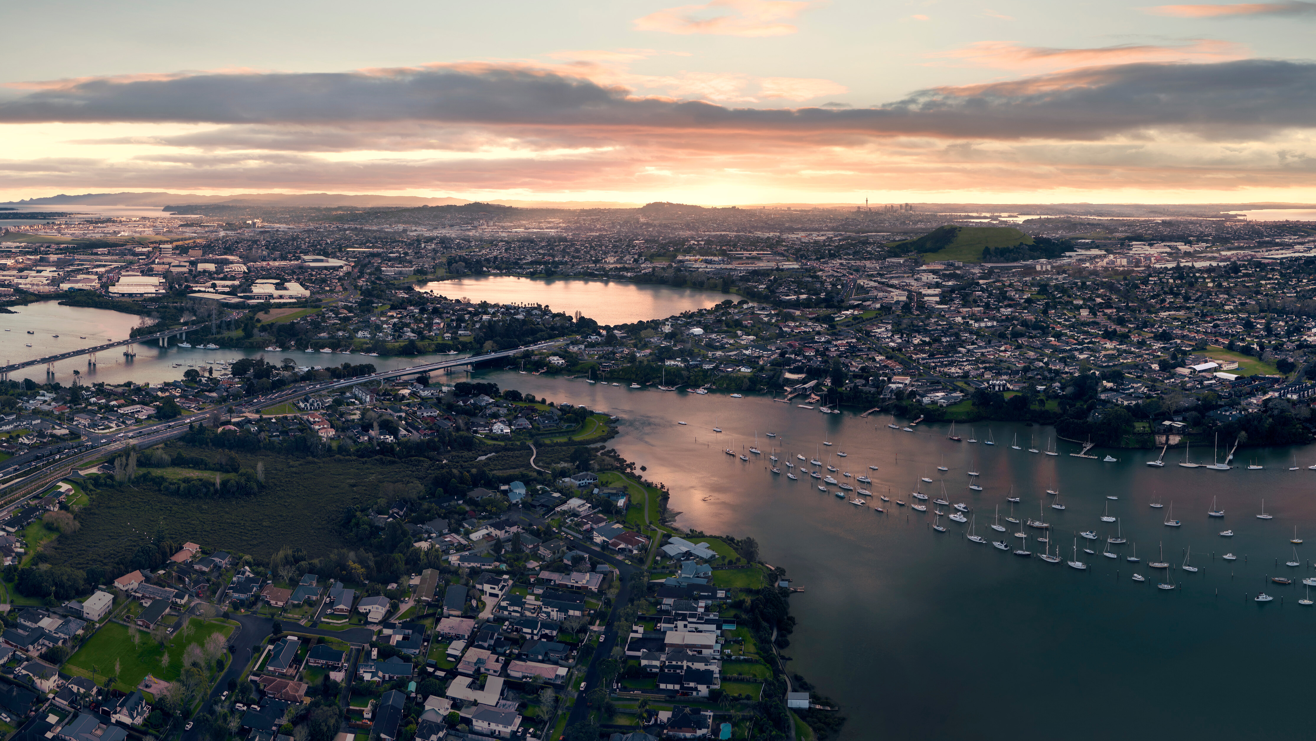 A wide image of Auckland city centre and Waitematā harbour. 